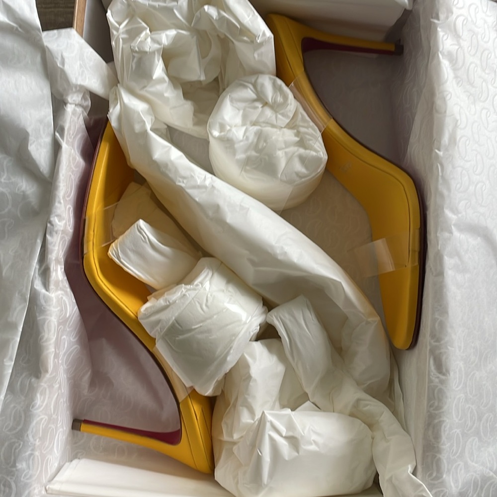 CHRISTIAN LOUBOUTIN JUST NOTHING CLEAR SLIDE MULE SANDALS YELLOW SIZE 38.5 NWT - Picture 2 of 7
